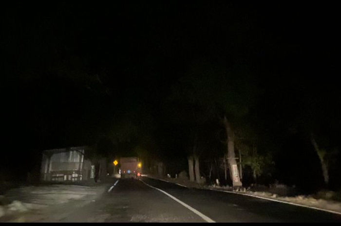 PJU di sepanjang Jalan Perbatasan Jombang-Lamongan ini mati, ternyata disebabkan kabelnya hilang