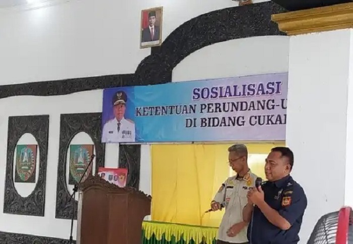 Pemkab Jombang saat melakukan sosialisasi kepada Ojol tentang aturan percukaian