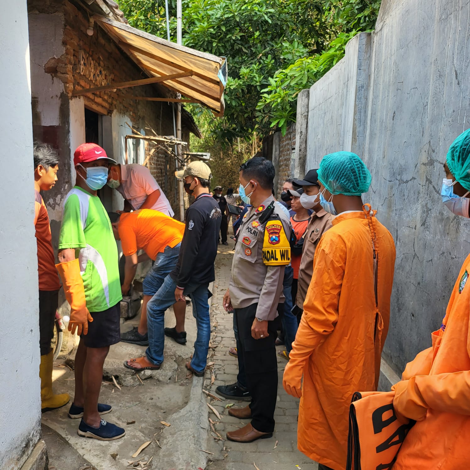 Petugas saat mengevakuasi jasad korban dari dalam rumahnya