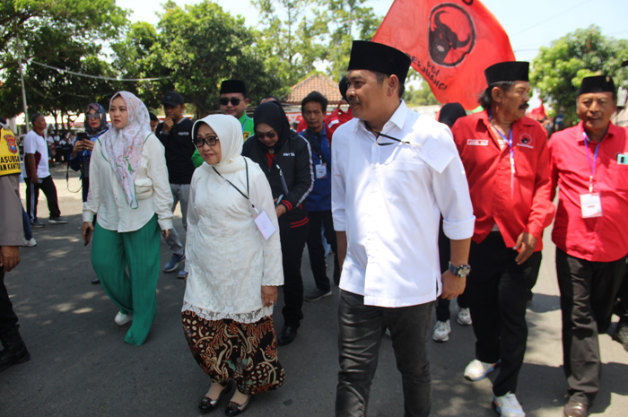 Pasanga Mundjidah - Sumrambah saat mendftarkan diri ke KPU Jombang untuk maju di Pilbup Jombang 2024