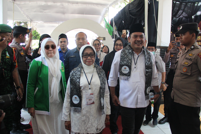 Pasangan Mundjidah - Sumrambah saat mendaftar ke KPU Jombang