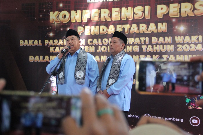 SERIUS MAJU: Pasangan calon bupati dan wakil bupati Jombang Warsubi dan Salmanudin Yazid mendaftar ke KPU Jombang, Rabu (28/8).