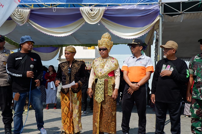SEMARAK: Kades Watudakon Suharto (tengah) bersama Camat Kesamben Eka Yulianto dalam peringatan hari jadi ke 183 Desa Watudakon, Kecamatan Kesamben, Minggu (18/8).