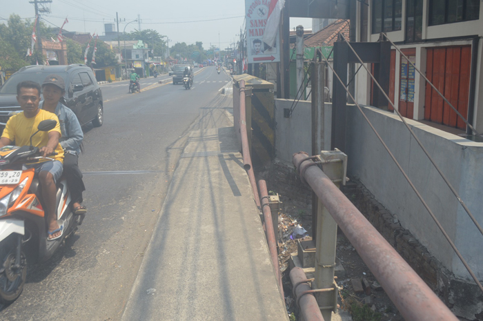 Pembatas jembatan di pinggir Jalan Raya Mojoagung Jombang ini rusak dan membahayakan pengendara
