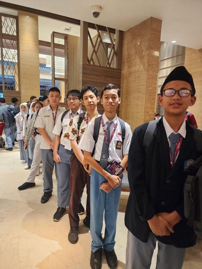 PERSIAPAN: Ali Fahriza Ahda Yusroni siswa SMAN 2 Jombang (dua dari depan) mengikuti olimpiade sains nasional (OSN) di Jakarta, (28/8).