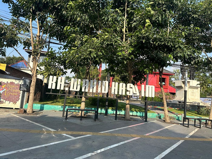 PENCENG: Salah satu neon box di trotoar Jl KH Wahid Hasyim, Jombang.