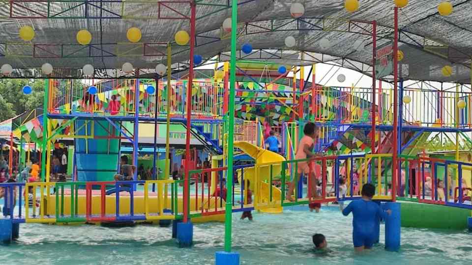 kolam renang pelangi di Desa Keras, Jombang