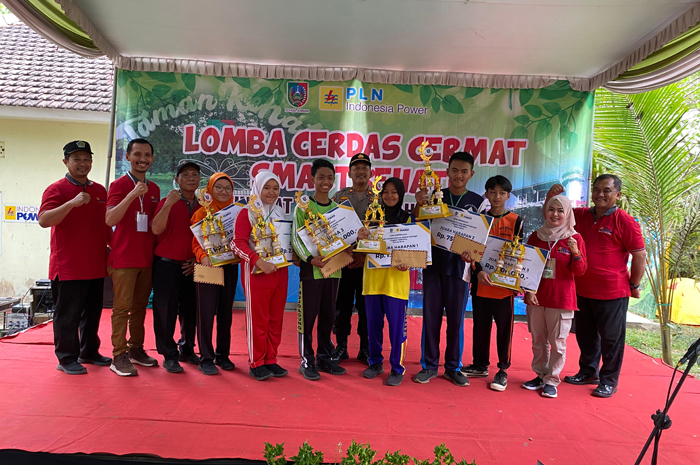 Sekretaris DLH Jombang Abdul Wahab didampingi Akhmad Khayubi, foto bersama juara lomba cerdas cermat, Kamis (29/8).
