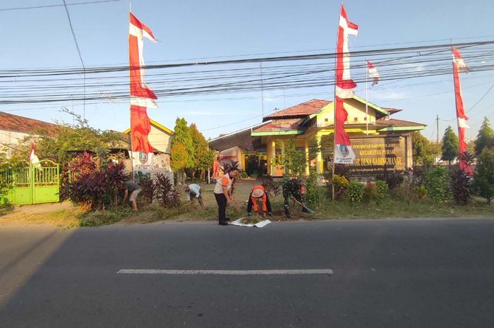 Kades Gadingmangu M Golkar membersihkan sampah di pinggir jalan bersama stakeholder terkait dan masyarakat.