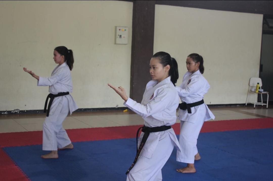 Indira Maureen, Zaqiya Aulia dan Meisya Putri saat berlatih di Puslatda Jatim.