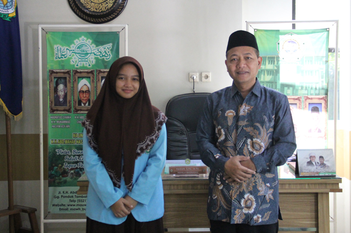 Kepala Madrasah Unggulan KH Abdul Wahab Hasbullah Tambakberas, Faizun MPd, bersama Hadijah Zahra Aulia, yang lolos grand final MYRES 2024 di Ternate.
