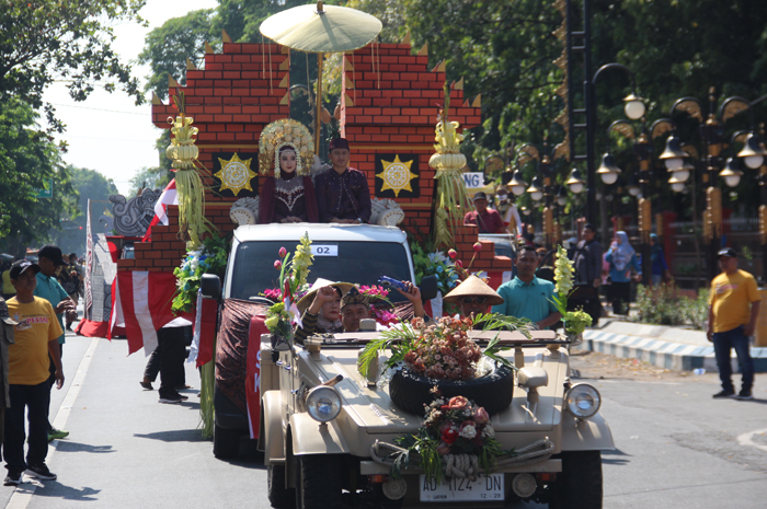 Penampilan karnaval mobil hias di Jombang