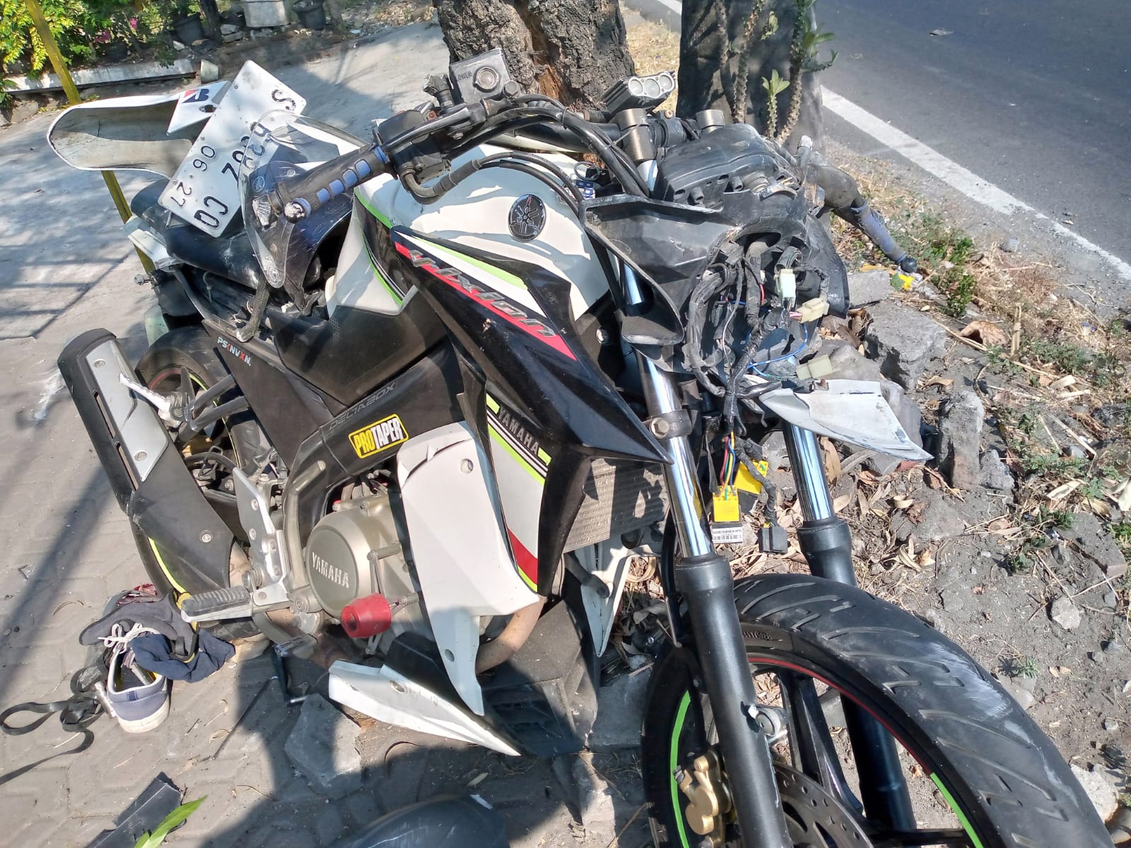 Kondisi motor Yamaha Vixion usai menabrak vario yang sedang putar balik di jalur arteri nasional di Jombang
