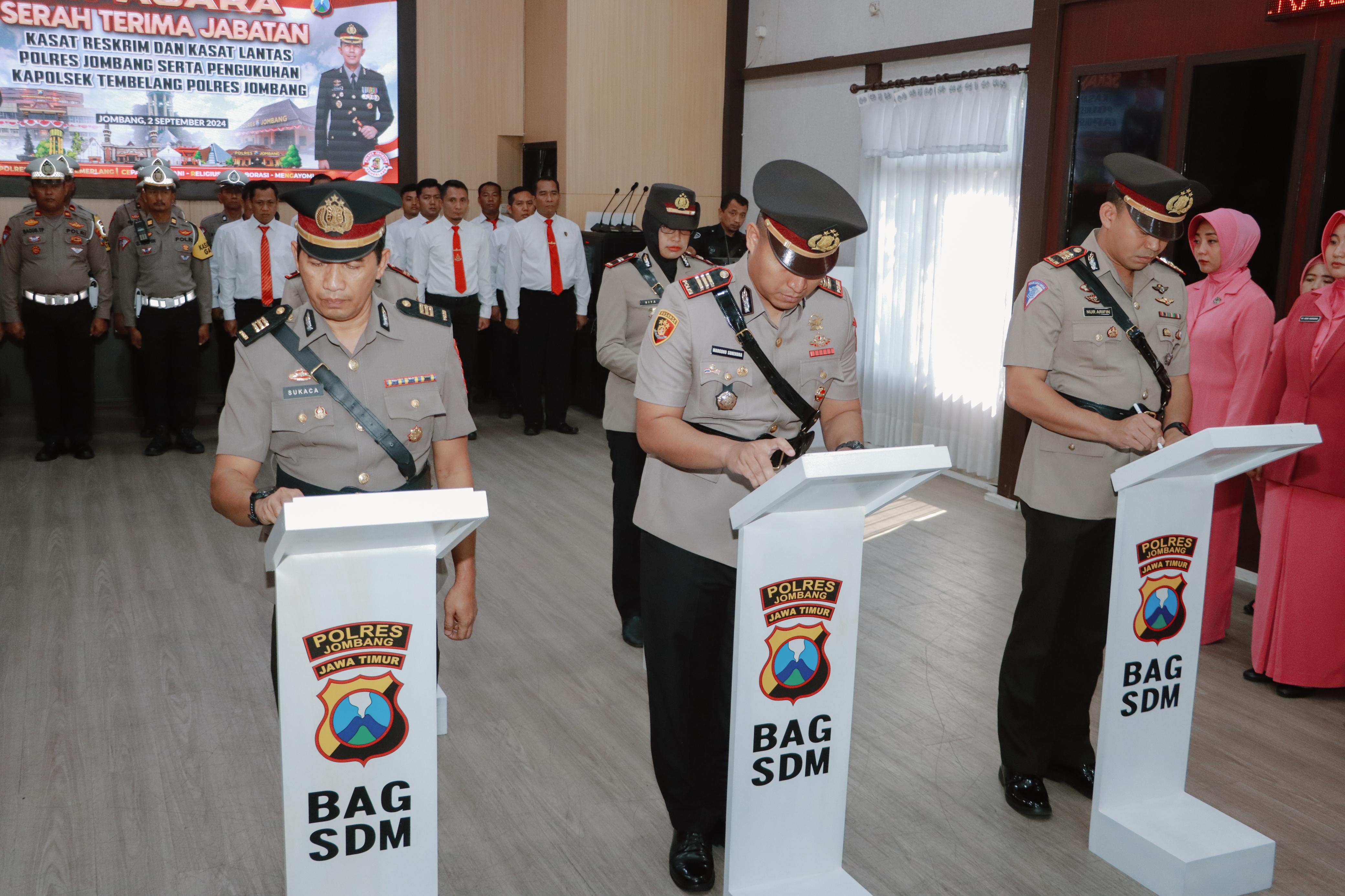 Prosesi serh terima jabatan Kasatreskrim, Kasatlantas dan Kapolsek di Polres Jombang (2/9)