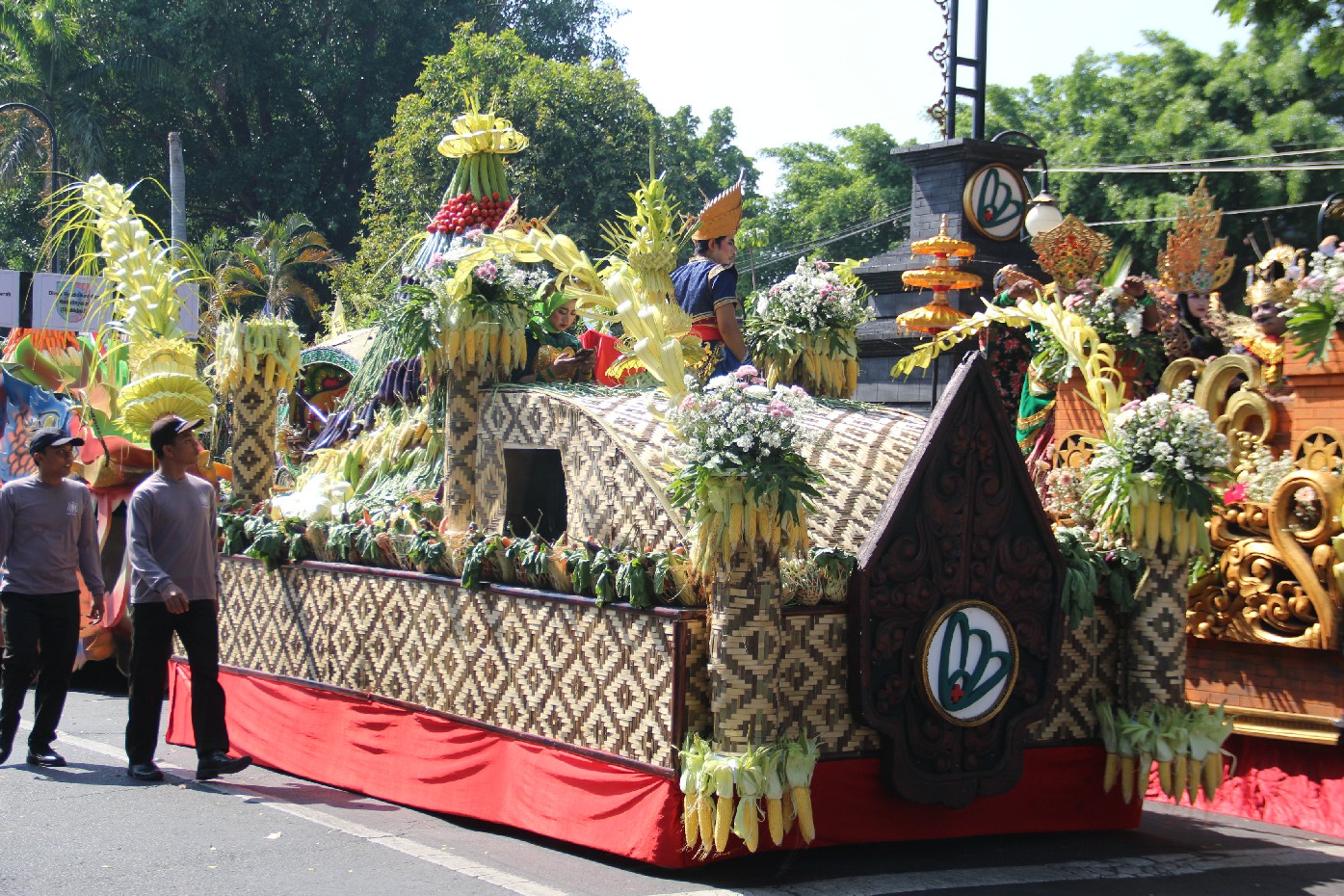 Mobil hias RSUD Jombang yang mengikuti event karnaval di Jombang Sabtu (31/8)