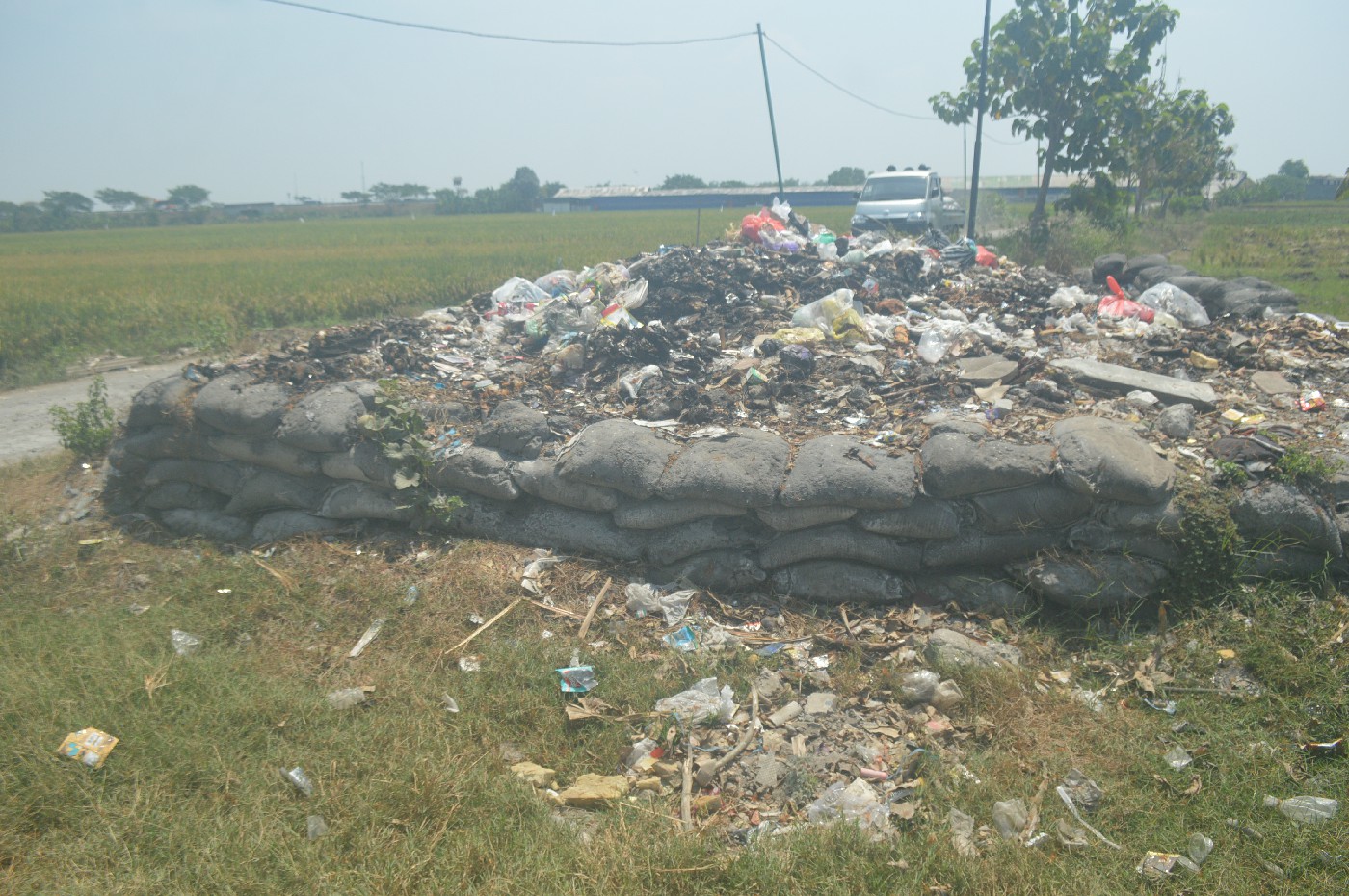 Timbunan limbah b3 yang masih belum tertangani di Jombang. Padahal, penimbunan seperti ini bisa mencemari lingkungan dan menganggu kesehatan