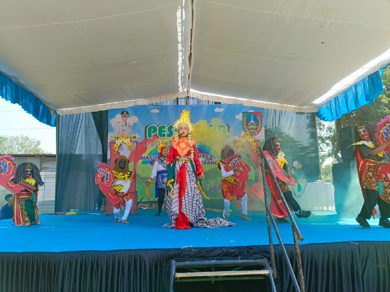 Penampilan siswa SDN Madiopuro saat meramaikan event Pesbukab di Sumobito Jombang Minggu (1/9)