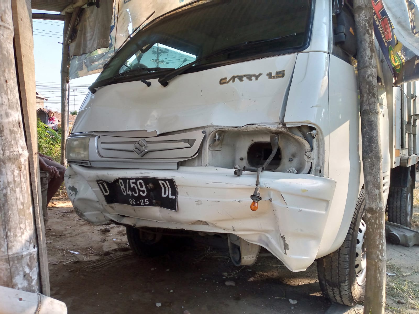mobil box yang jadi biang keladi kecelakaan di jalur arteri Jombang hingga menyeruduk 4 motor dan satu polisi