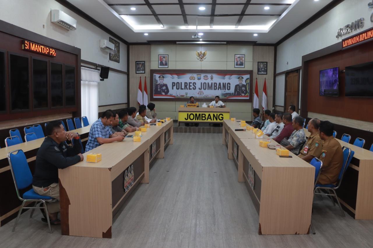 Suasana mediasi antara polisi, perangkat desa Rejosopinggir dan sejumlah tokoh pemuda menyikapi aksi karnaval berujung tawuran di desa tersebut