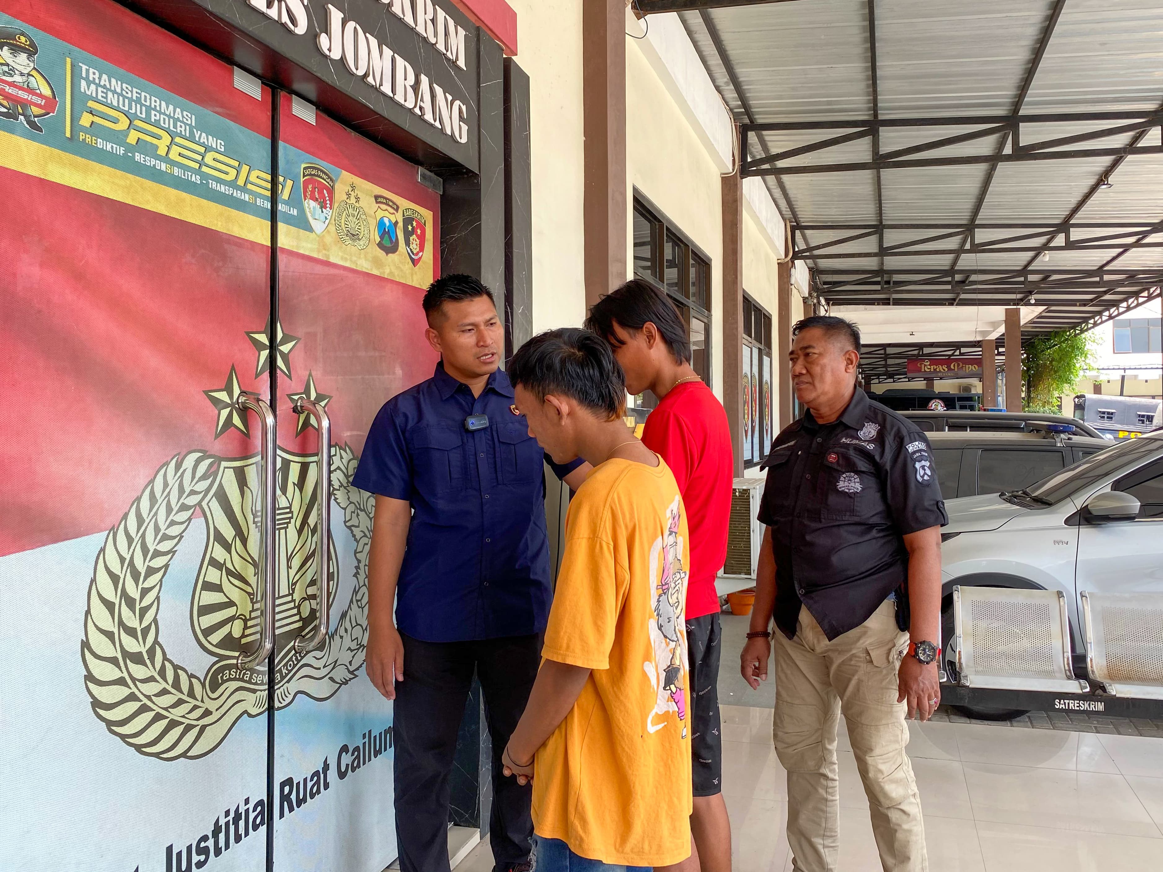 dua dari lima tersangka yang dibekuk polisi dalam kasus karnaval berujung tawuran di Rejosopinggir, Tembelang Jombang