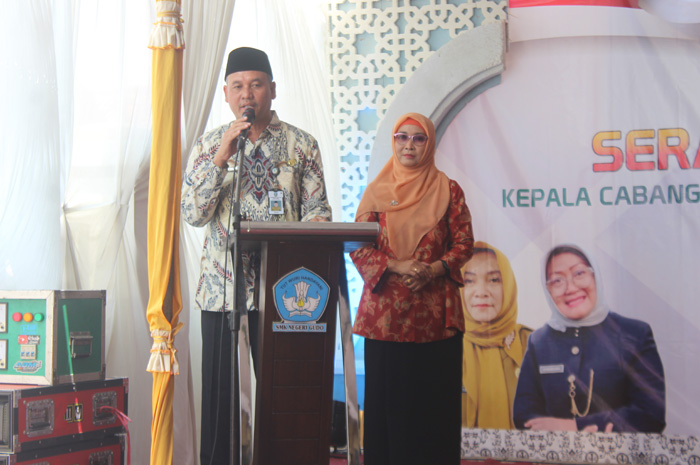 Mu&rsquo;alim SPd MPd, Plt Kepala SMKN Gudo bersama istri