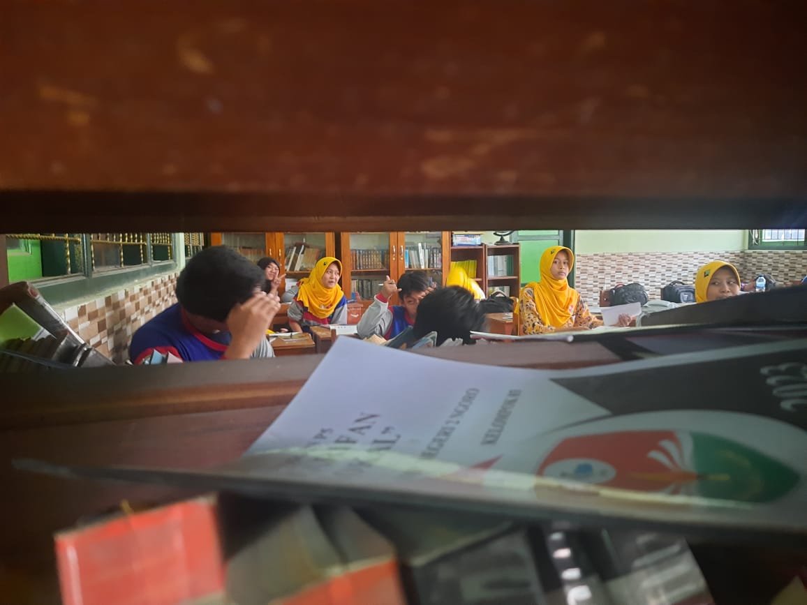 Siswa SMPN 2 Ngoro Jombang ini harus pindah belajar ke rung perpustakaan. Ini penyebabnya