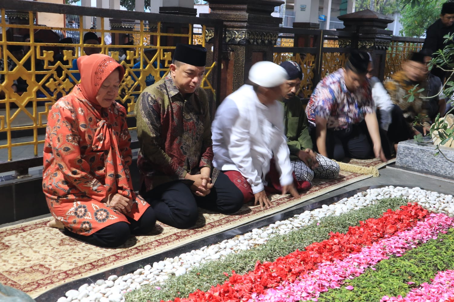 Bakal calon gubernur dan Wakil gubernur Jatim Risma - Gus Hans saat ziarah ke Makam Masyayikh Ponpes Tebuireng Jombang (4/9)