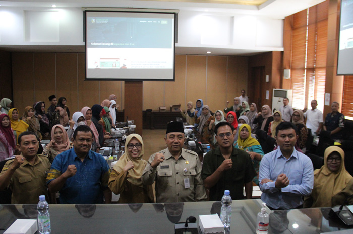 Kepala Dinas Koperasi dan Usaha Mikro Kabupaten Jombang Fahrudin Widodo saat membuka kegiatan sosialisasi koperasi, Selasa (3/9).