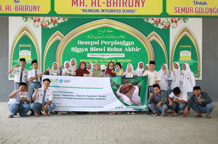 Tim pemberdayaan berbasis masyarakat Universitas KH A Wahab Hasbullah (UNWAHA) mengadakan pelatihan ecopreneurship di PP Al-Mimbar di Desa Sambongdukuh, Jombang, mulai (10/7) hingga (3/9).