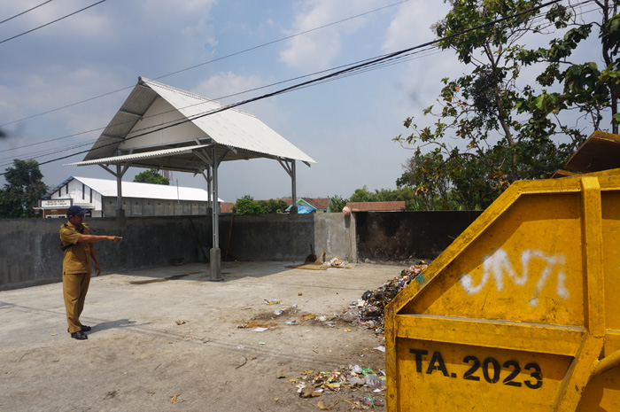 Kaur Perencanaan Desa Tunggorono Jombang Hendri Yulianto saat menunjukkan lokasi pembangunan tempat pembuangan sampah di Dusun Dayu.