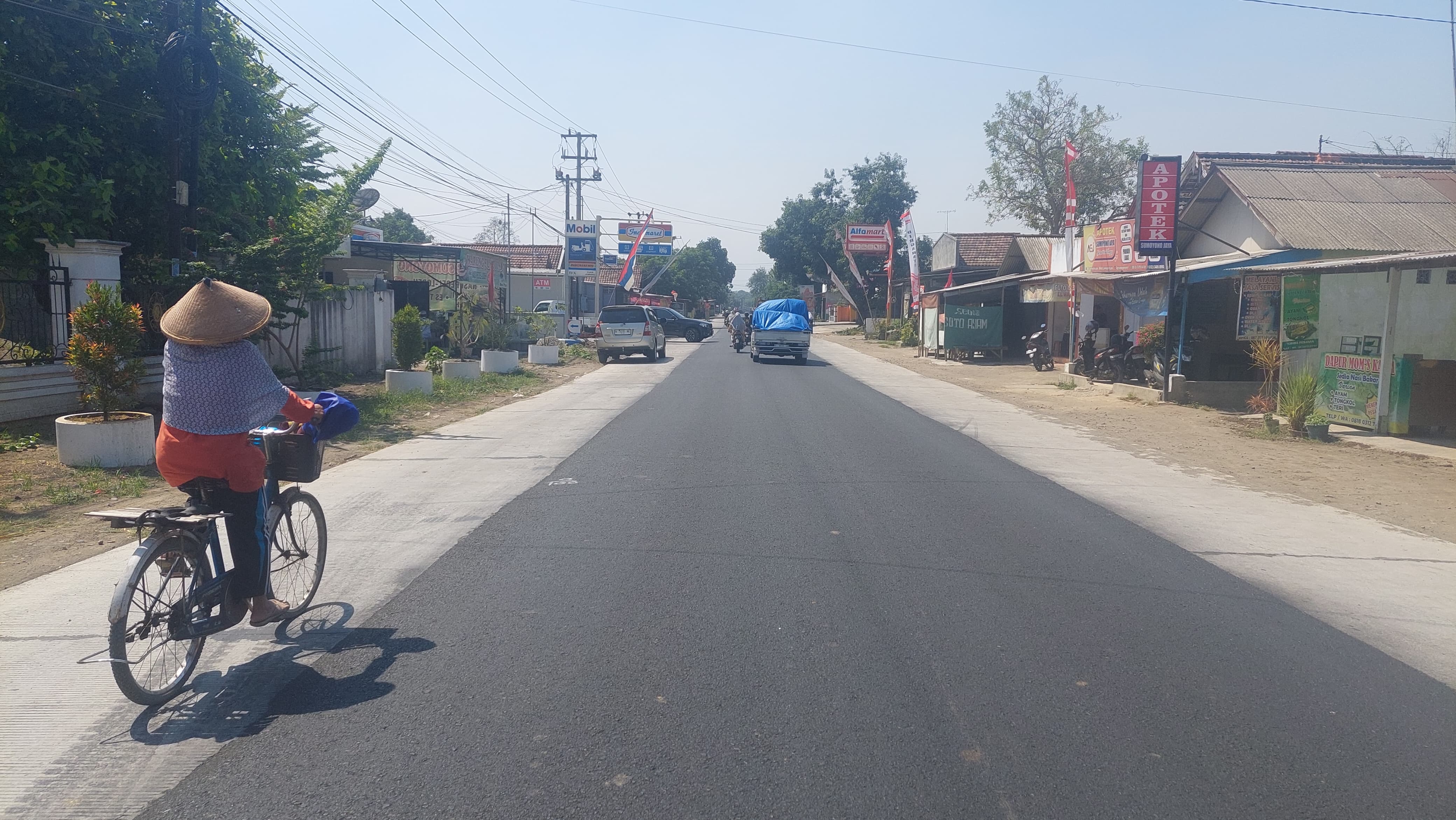 Jalan kabupaten ruas Cukir-Mojowarno Jombang yang kini makin lebar dan nyaman dilintasi