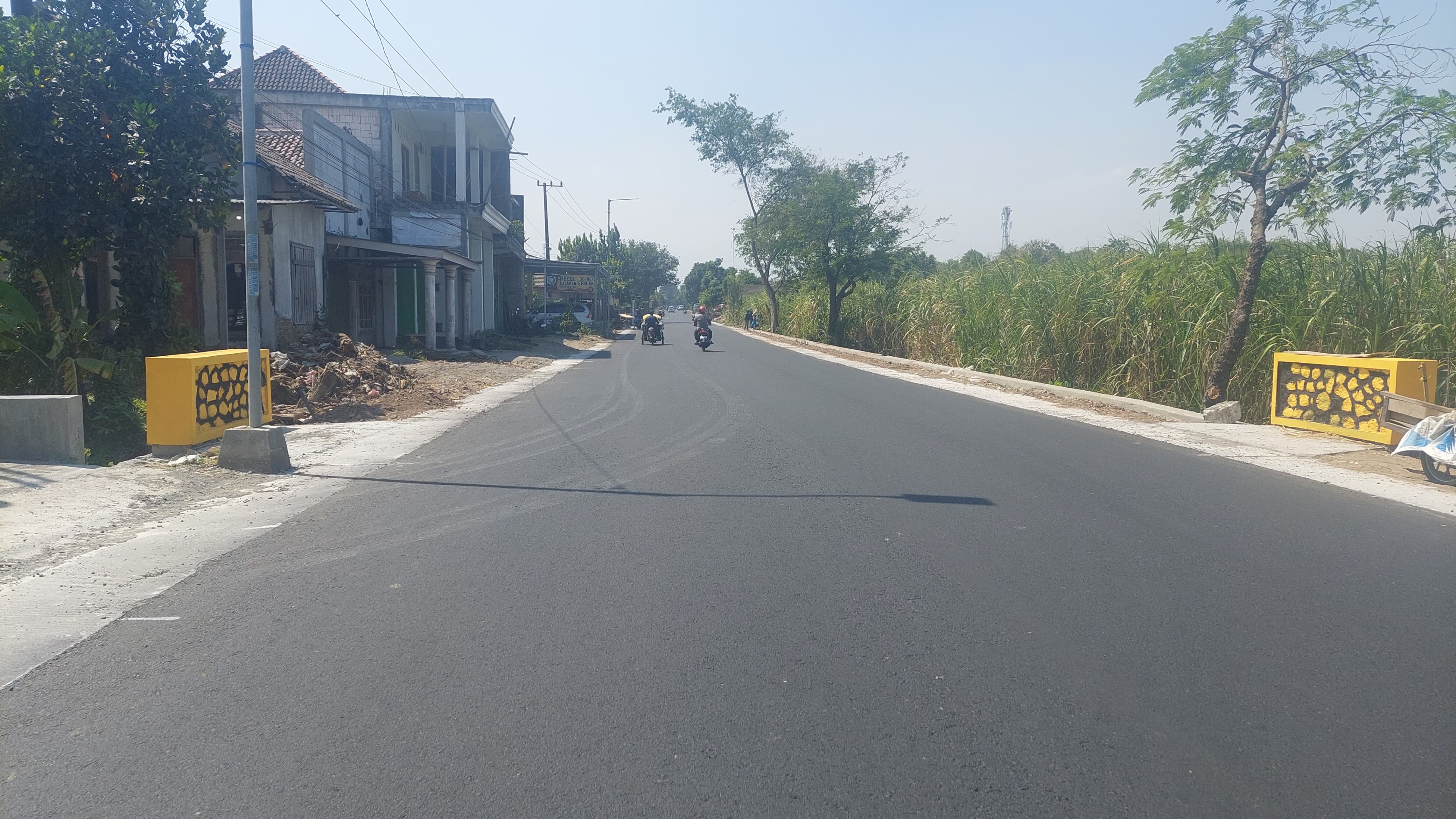 Jalan Kabupaten ruas Cukir Mojowarno yang sudah makin lebar ini siap jadi penyokong jalur wisata di Jombang