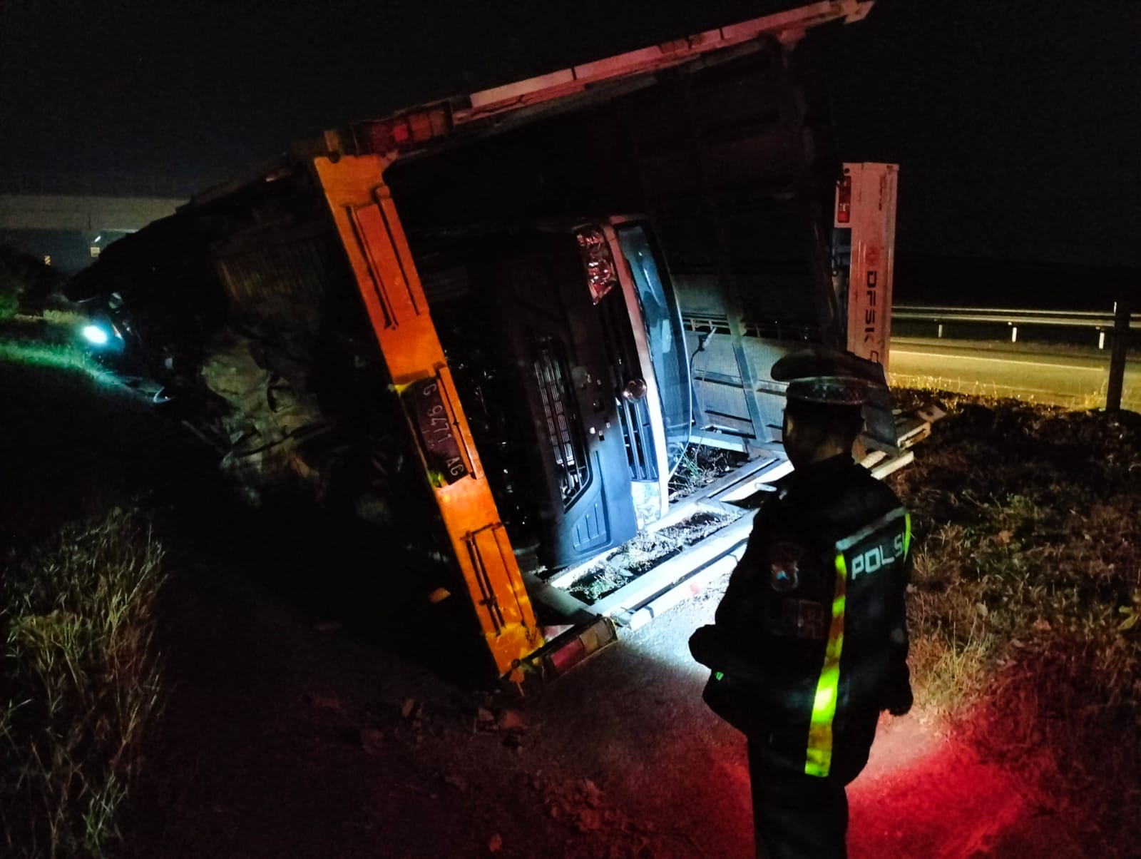 Truk pembawa mobil baru yang terguling di Tol Jombang Mojokerto Rabu (4/9) malam
