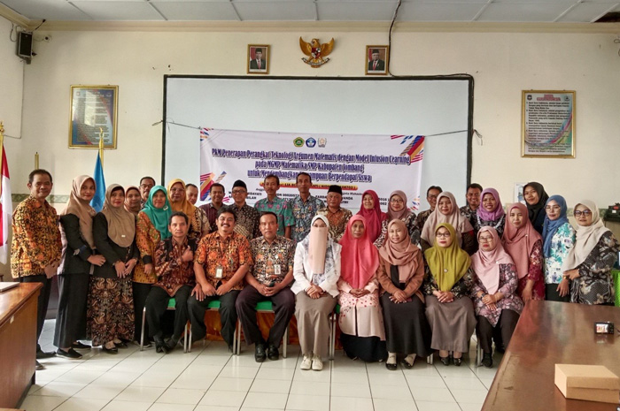 Tim PKM UPJB Jombang bersama MGMP Matematika SMP Kabupaten Jombang, Agustus lalu.