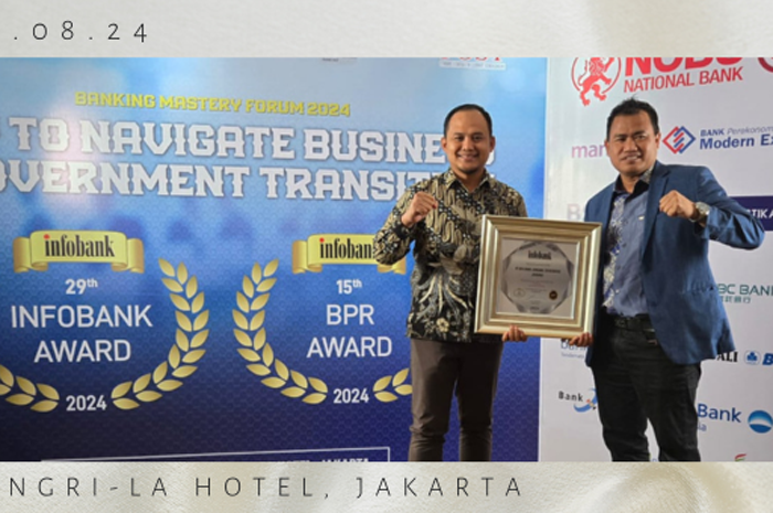 Bisnis Adam Jaya Pranoto bersama Direktur Utama Bank Jombang Afandi Haris Setyo Nugroho usai menerima Platinum Awards dari Infobank.