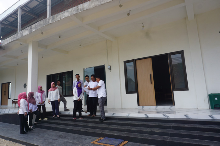 Kepala Desa Banyuarang Achmad Anshori Wijaya berkoordinasi dengan jajaran perangkat desa terkait keberlanjutan proyek pembangunan kantor desa.