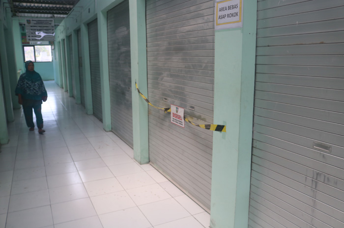 Kondisi lantai 2 Pasar Perak Jombang yang tetap sepi dan beberapa kiosnya masih tersegel