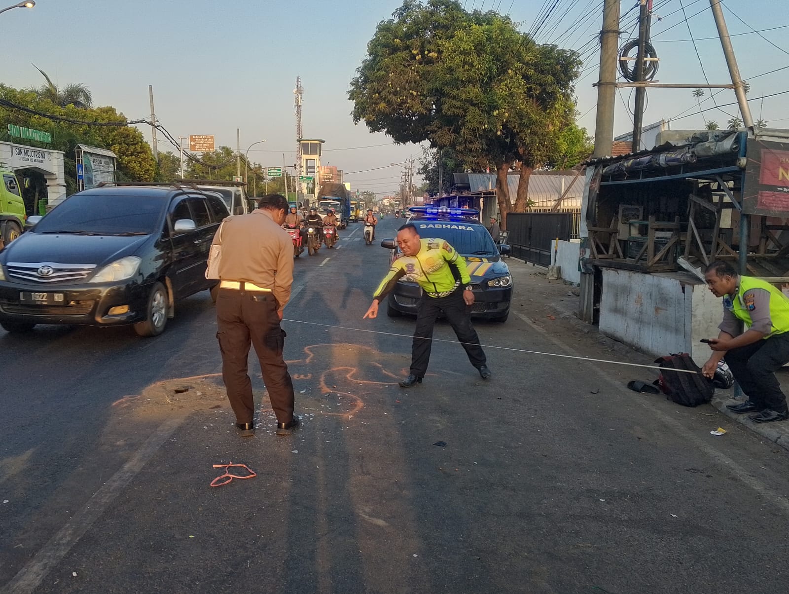 Polisi melakukan olah kejadian perkara di lokasi kecelakaan maut di Jalan Raya Mojoagung Jombang