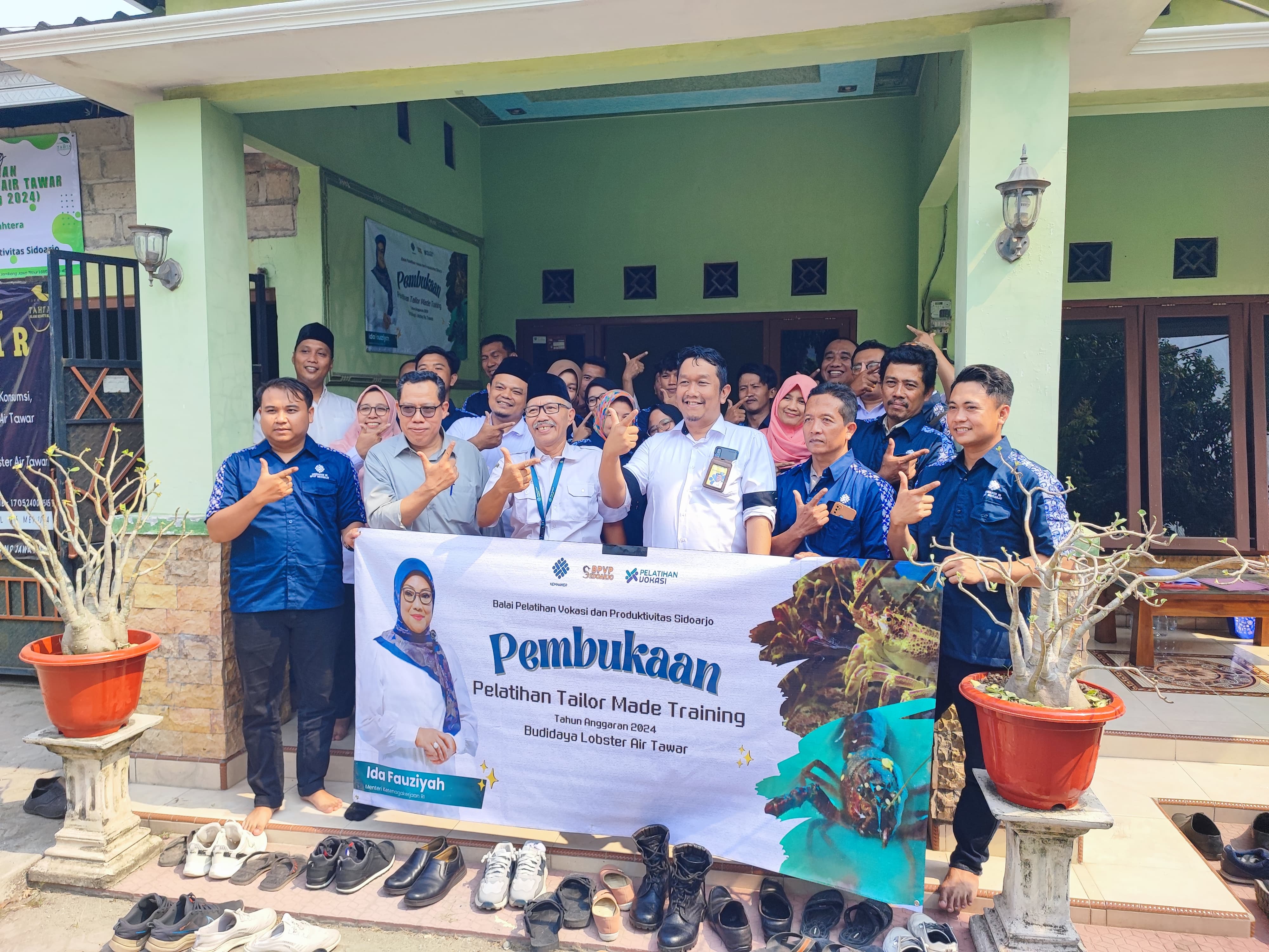 Para mitra dan peserta pelatihan pembubidayaan lobster air tawar berfoto bersama para tamu undangan di Yayasan Tahta Alam Sejahtera, Desa Grogol, Diwek, Jombang