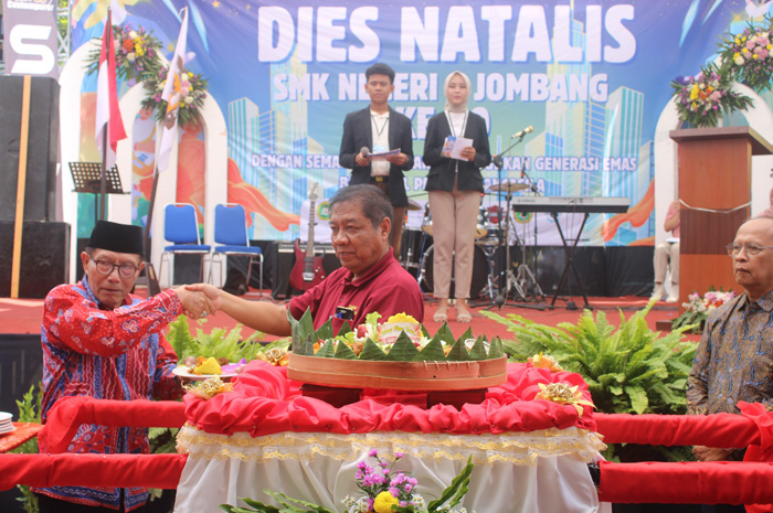Potong tumpeng perayaan Dies Natalis ke-60  yang dilakukan Kepala SMKN 1 Jombang Siswo Rusianto.