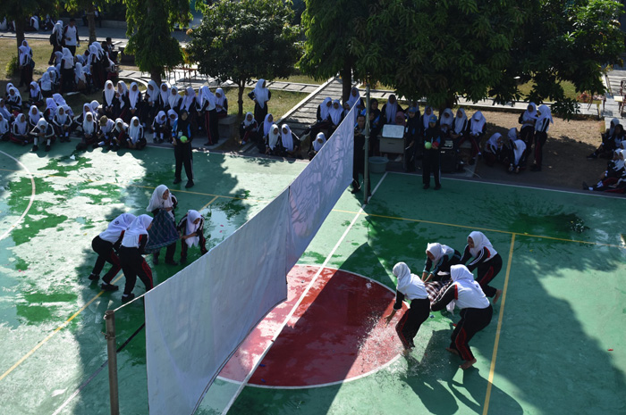 Keseruan sejumlh lomba merayakan dies natalis SMKN 1 Jombang
