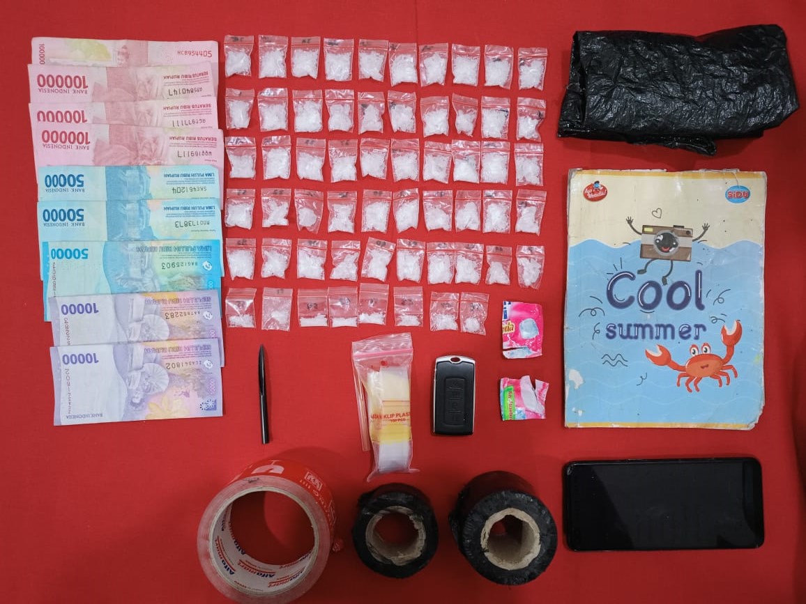 Barangbukti sabu yang disita polisi dari sebuah rumah kontrakan di Desa Mojokrapak, Tembelang Jombang