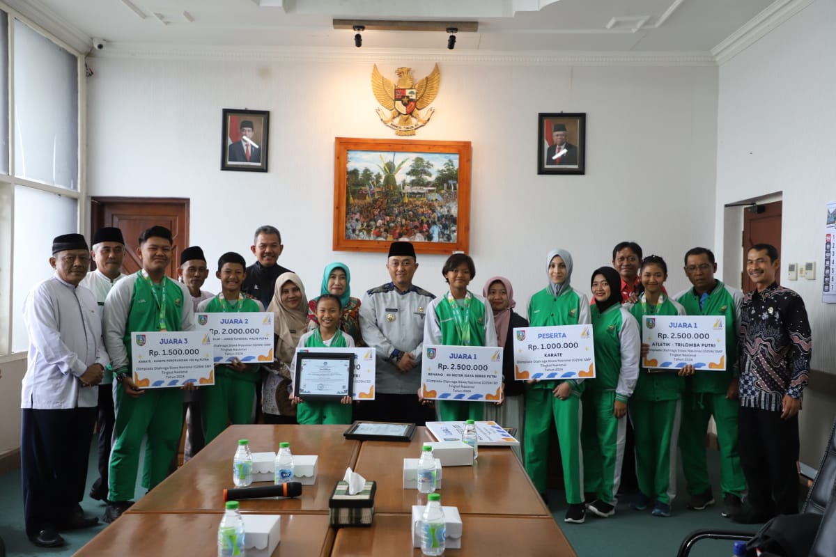 Pj Bupati Jombang Teguh Narutomo menyampaikan apresiasi dana pendidikan kepada peserta O2SN kemarin (6/9).