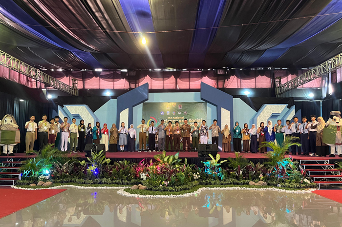 : Kepala SMA Darul Ulum 2 Unggulan BPPT Jombang, Didik Sadianto, bersama para finalis lomba SSO XXV 2024, Jumat (6/9).