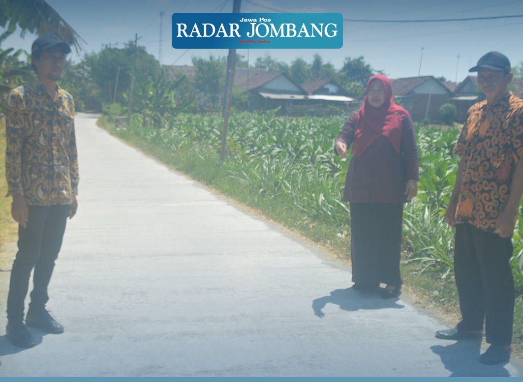 Kades Klitih Siti Ro&rsquo;aini bersama perangkat desa meninjau jalan rabat beton di Dusun Jabon, Desa Klitih, Kecamatan Plandaan Jombang.