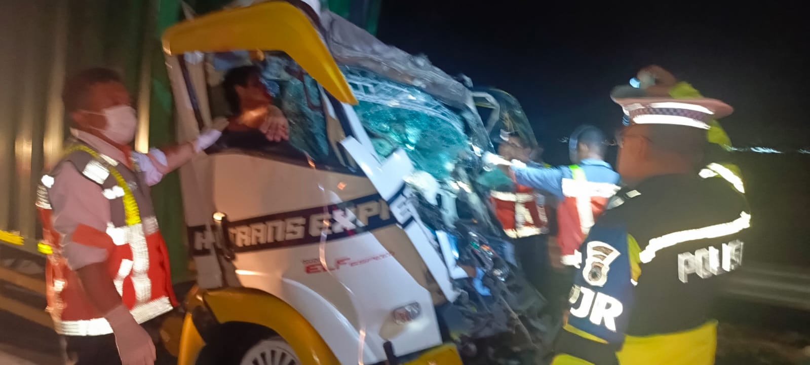 Kondisi truk box muatan paket yang ringsek usai menabrak bokong truk gandeng di Tol Jombang Mojokerto Sabtu (7/9) malam