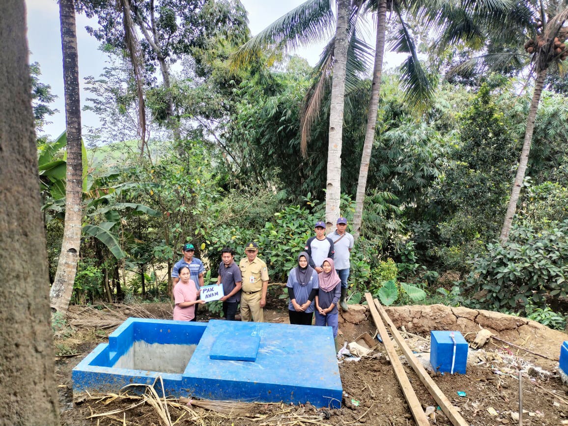 Kades Wonomerto Siswoyo Kecamatan Wonosalam menyerahkan bantuan biogas dari DLH Jombang kepada warganya (7/9).