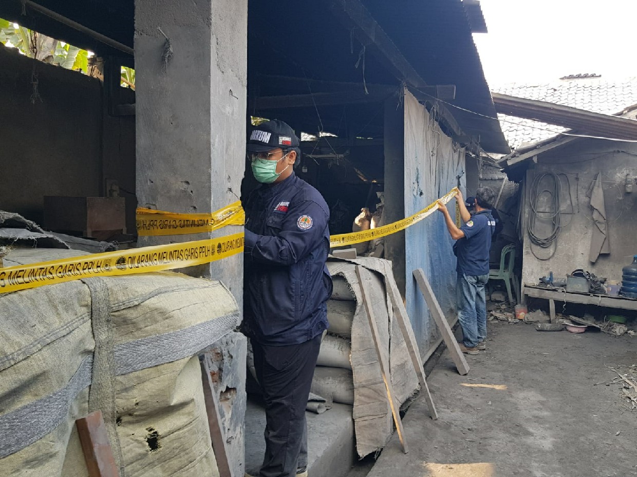 Petugas dari Ditjan Balai Gakkum KLHK RI saat melakukan penyegelan pabrik limbah b3 Abu Aluminium di Jogoroto Jombang