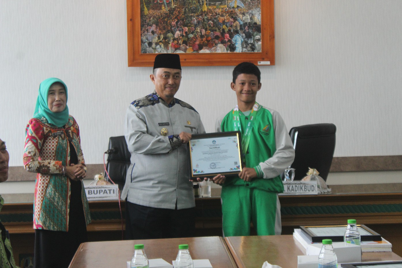 Ahmad Husein Mansyur Buchori siswa SMPN 1 Perak, baru-baru ini meraih dua medali di ajang bergengsi Olimpiade Olahraga Siswa Nasional (O2SN) tingkat nasional