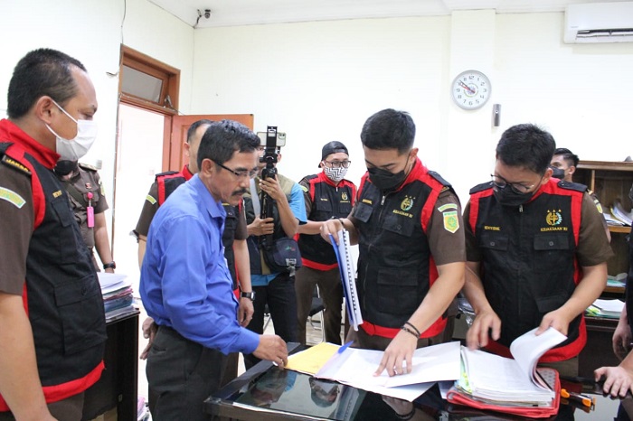 Penyidik Kejaksaan Negeri (Kejari) Jombang menggeledah kantor BPR Jatim Bank UMKM Jatim Cabang Jombang dan Perumda Perkebunan Panglungan